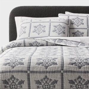 NWT THRESHOLD Matelasse coverlet set KING snowflake grey ivory